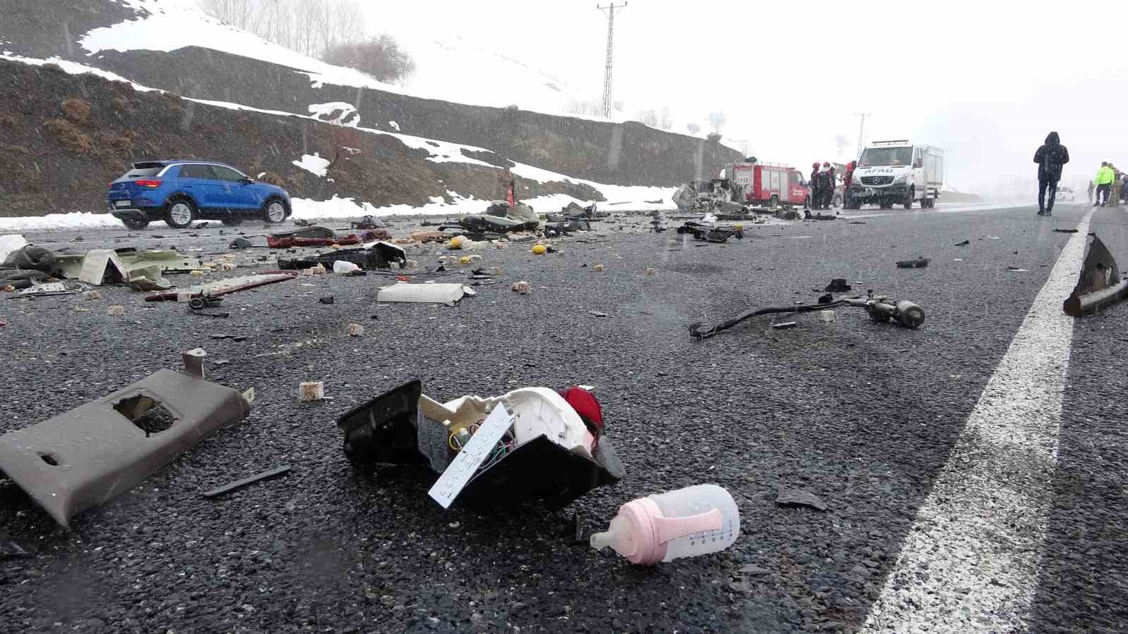 Tatvan’daki trafik kazasında ölü sayısı 3 oldu: Kazada ağır yaralanan 6 aylık bebek hastanede vefat etti
