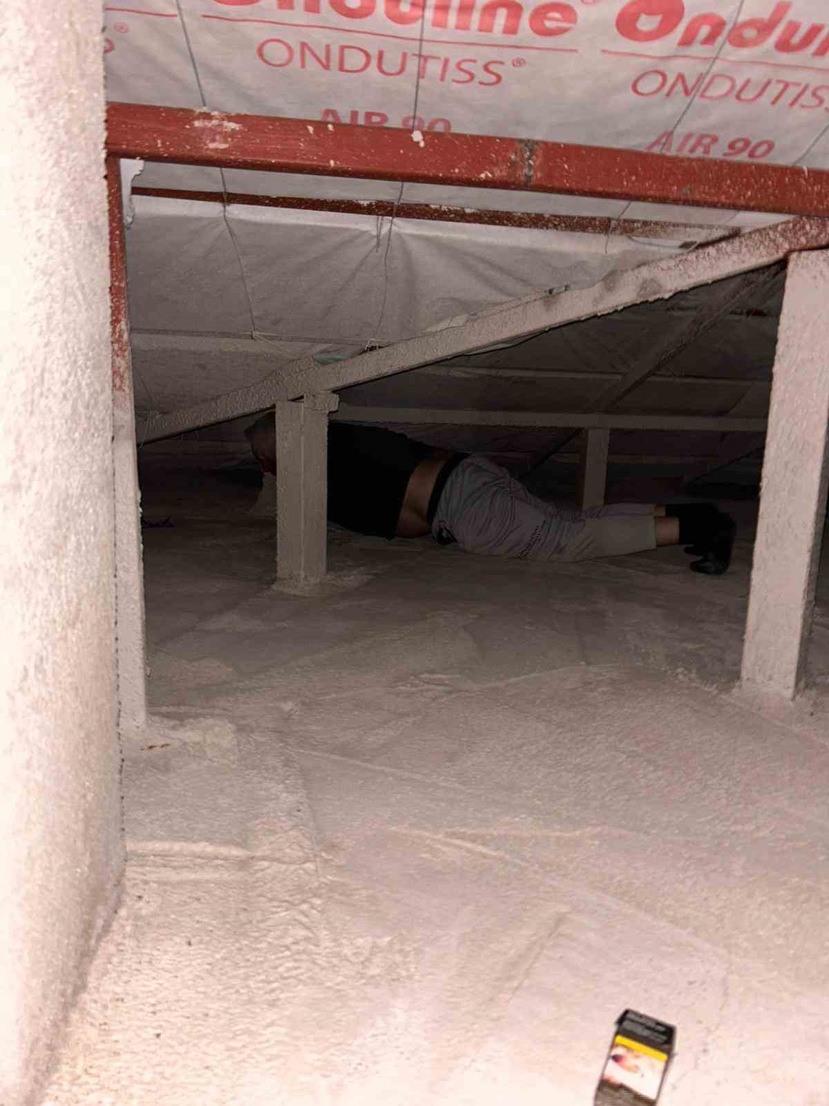 Tavan arasına saklandı jandarmadan kaçamadı
