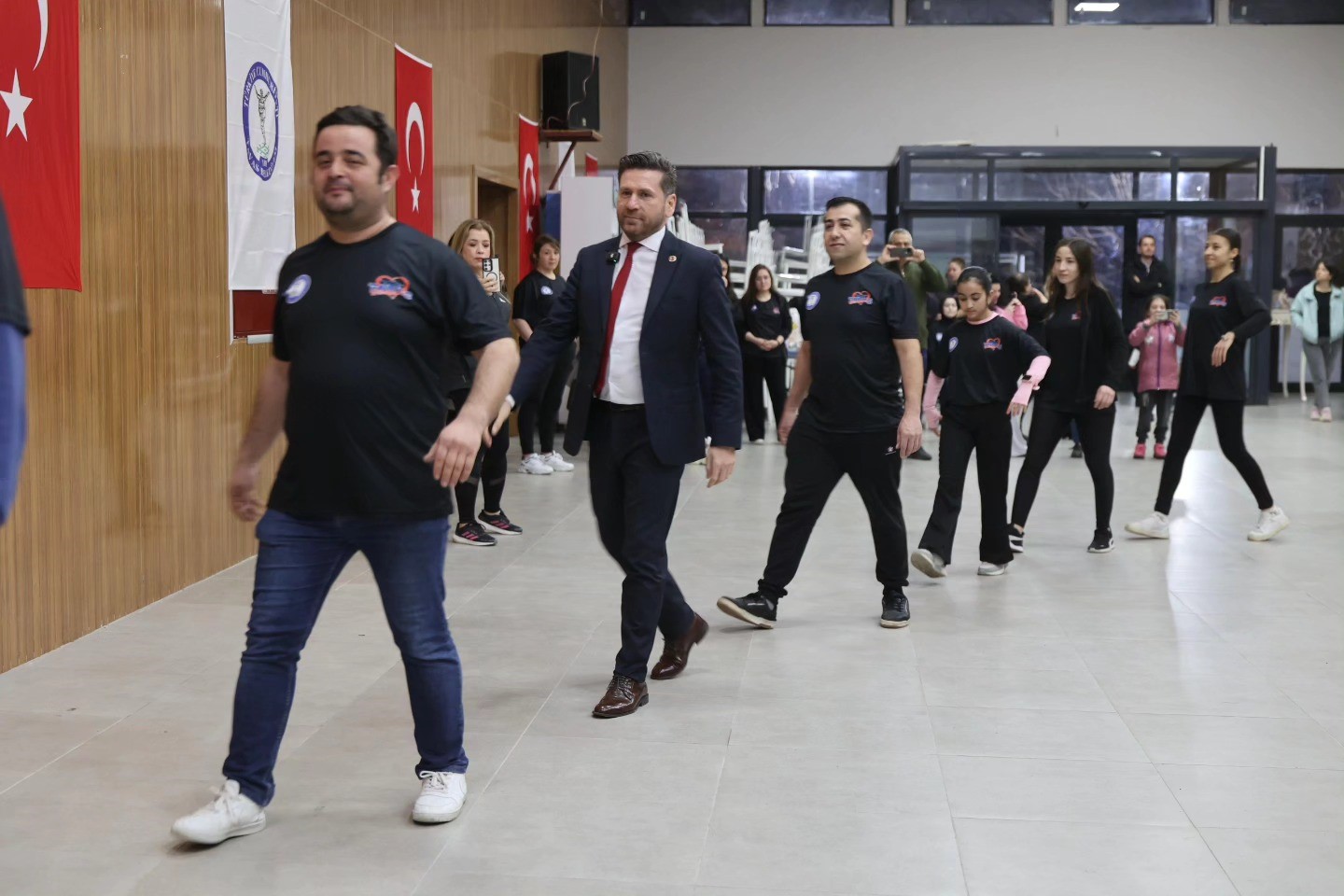 Tavas Belediyesi Halk Oyunları Kursu coşkuyla sürüyor
