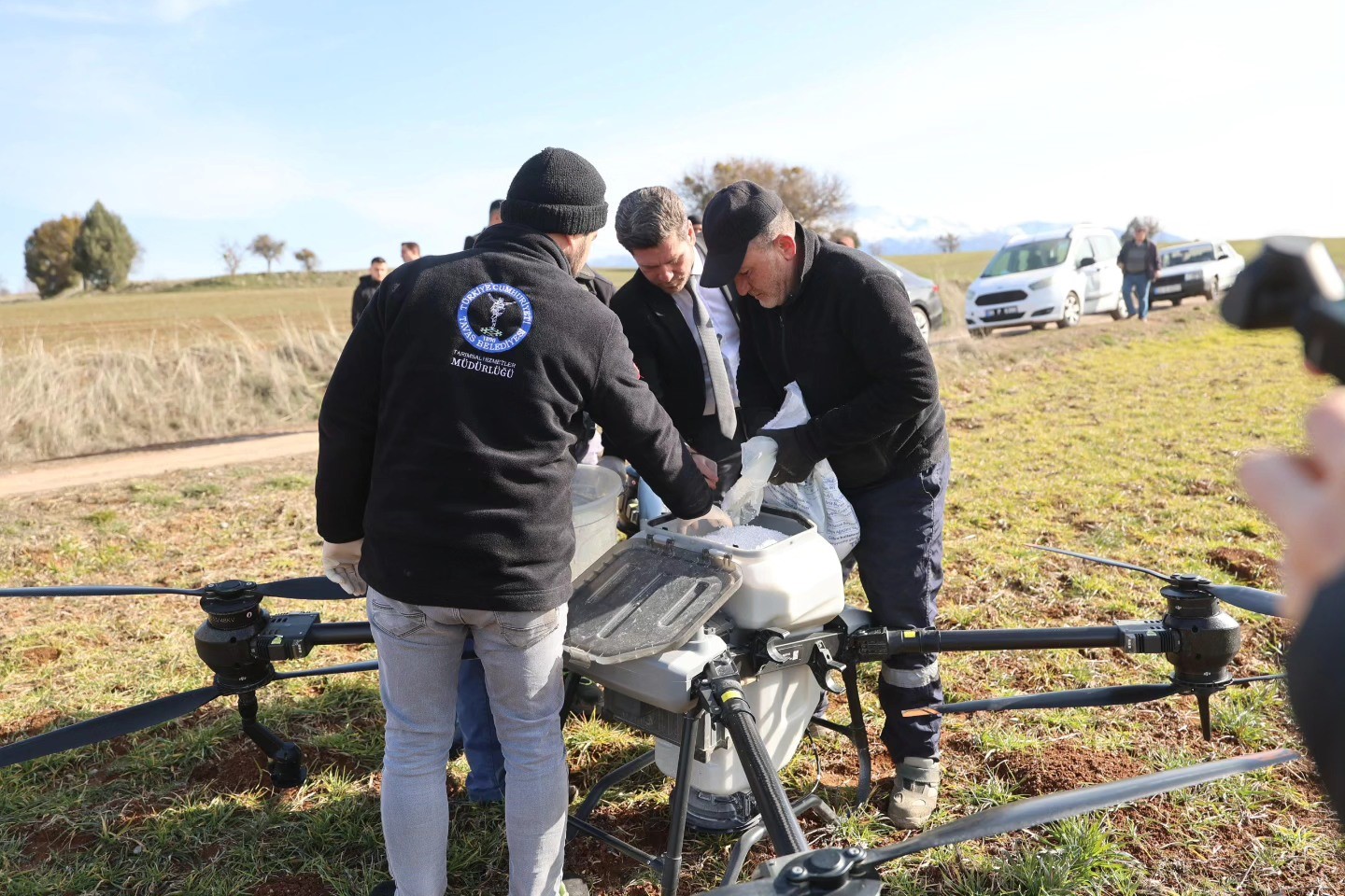Tavas Belediyesinden çiftçiye dronlu gübreleme desteği
