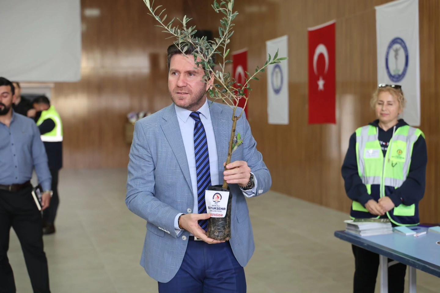 Tavaslı üreticilere 5 bin 991 zeytin fidanı dağıtıldı
