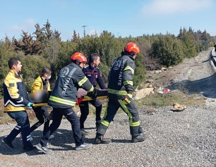 Tavas’ta devrilen kamyonet içerisinde mahsur kalan 2 kişi ve 10 küçükbaş sağ kurtuldu
