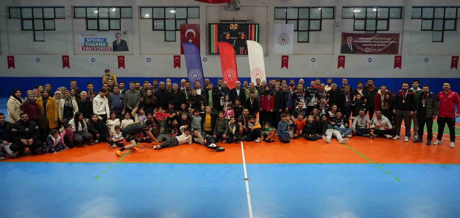 Tavas’ta mahalleler kozlarını sahada paylaştı
Tavas’ta mahalleler kozlarını sahada paylaştı