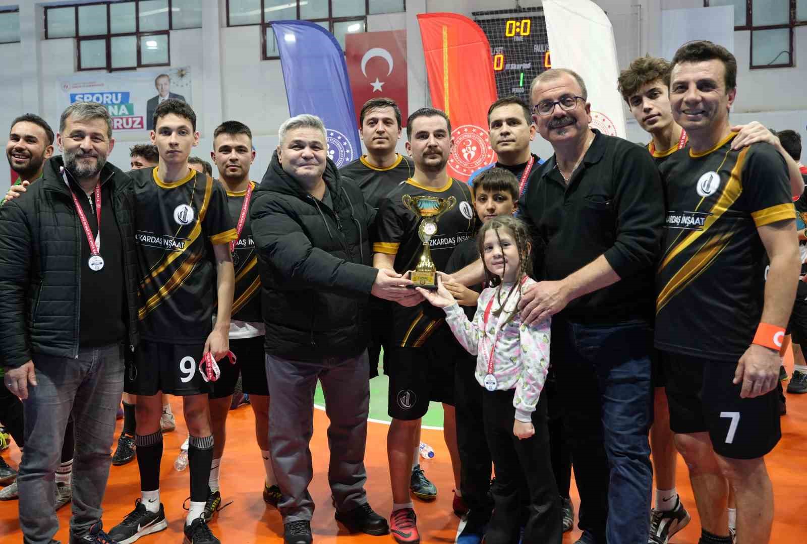 Tavas’ta mahalleler kozlarını sahada paylaştı
Tavas’ta mahalleler kozlarını sahada paylaştı