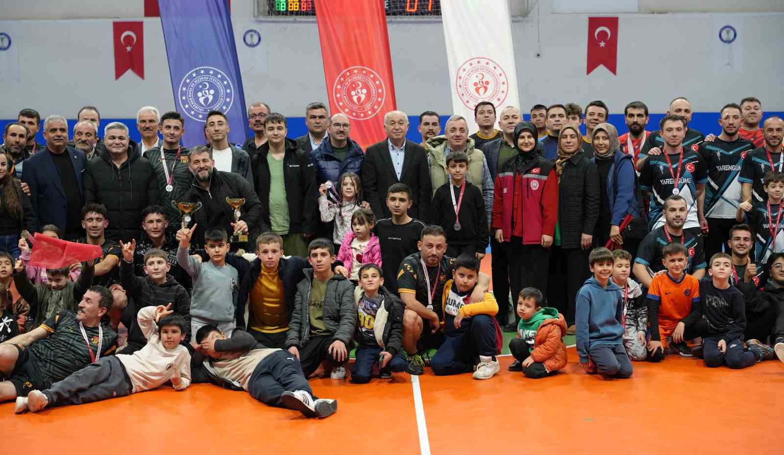 Tavas’ta mahalleler kozlarını sahada paylaştı
Tavas’ta mahalleler kozlarını sahada paylaştı