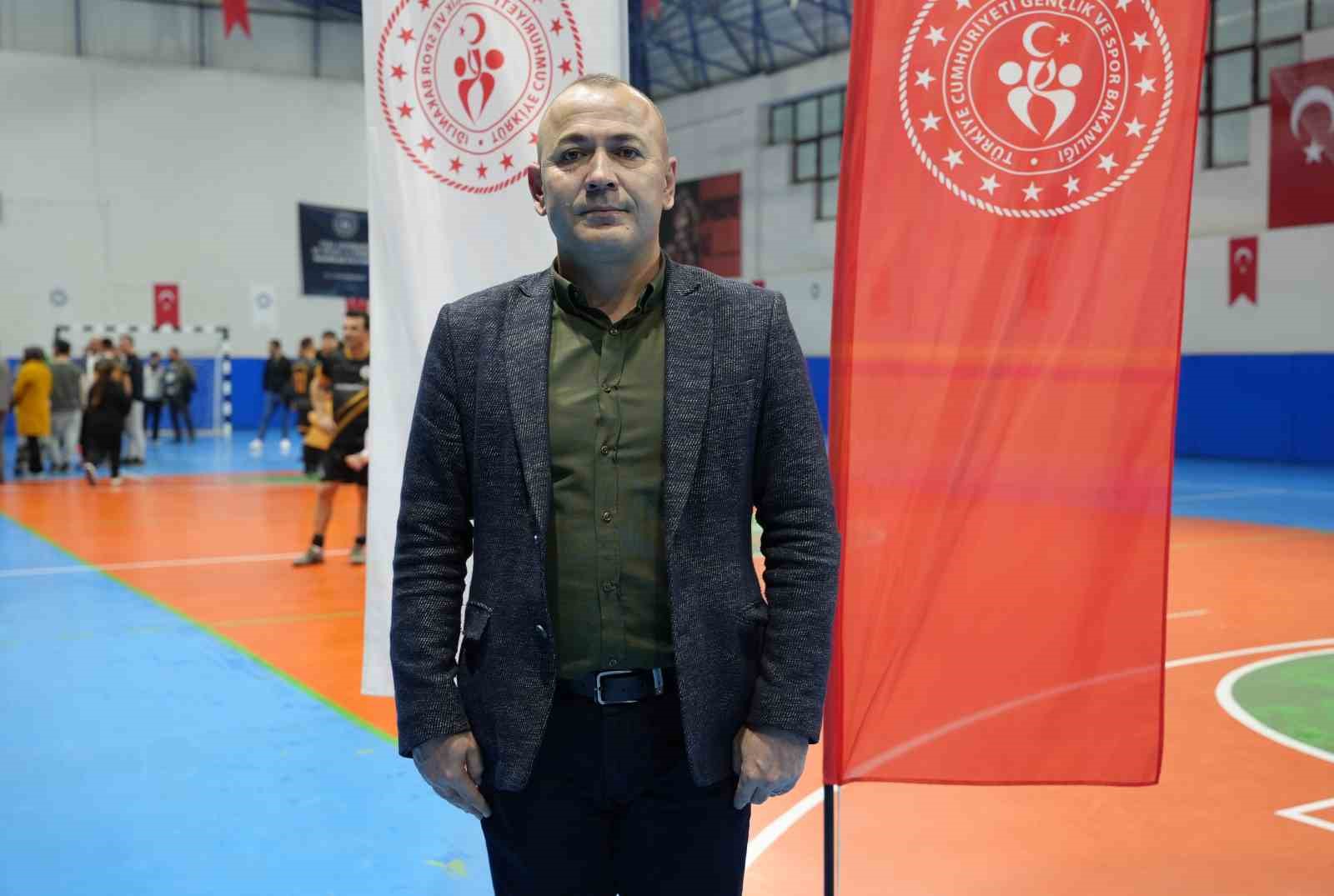 Tavas’ta mahalleler kozlarını sahada paylaştı
Tavas’ta mahalleler kozlarını sahada paylaştı