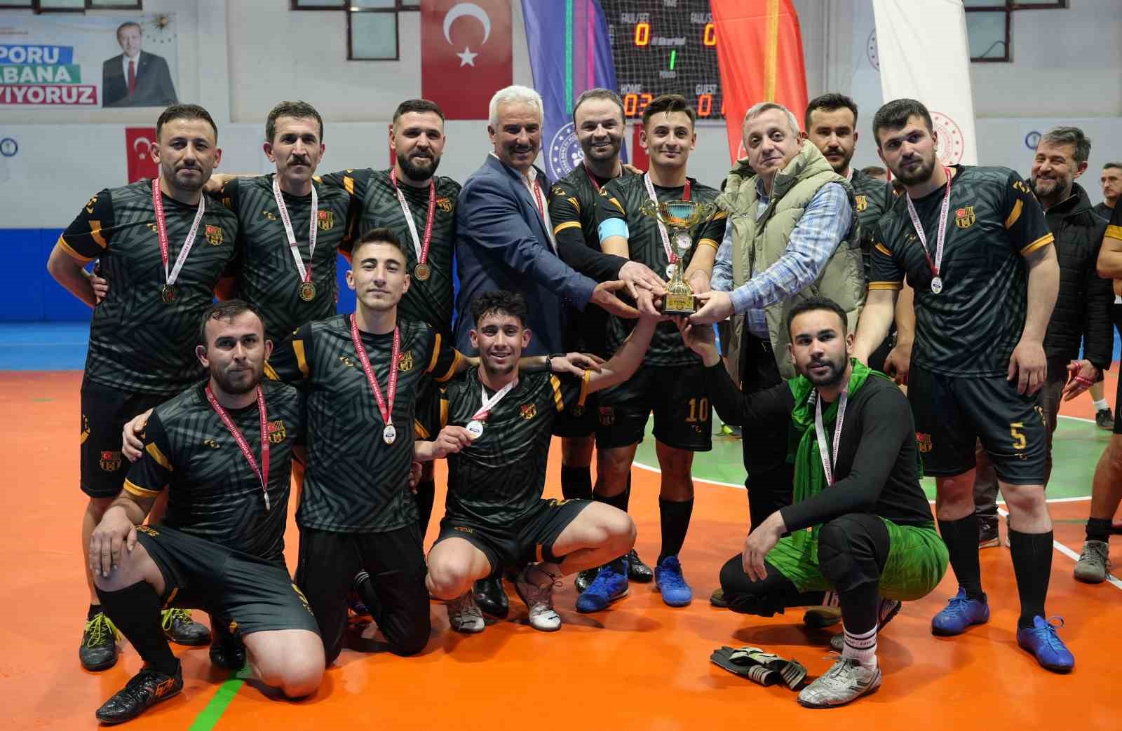 Tavas’ta mahalleler kozlarını sahada paylaştı
Tavas’ta mahalleler kozlarını sahada paylaştı