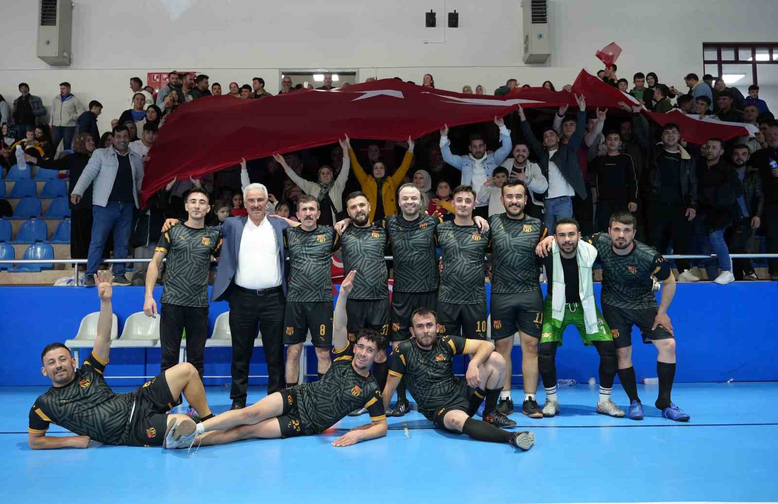 Tavas’ta mahalleler kozlarını sahada paylaştı
Tavas’ta mahalleler kozlarını sahada paylaştı