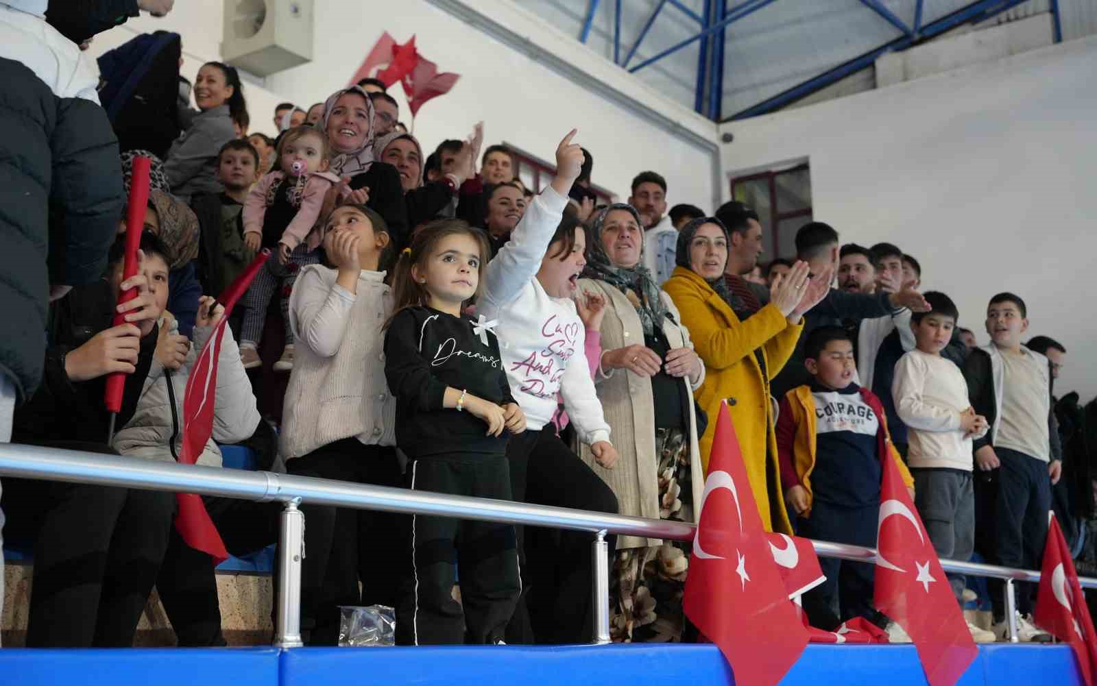 Tavas’ta mahalleler kozlarını sahada paylaştı
Tavas’ta mahalleler kozlarını sahada paylaştı