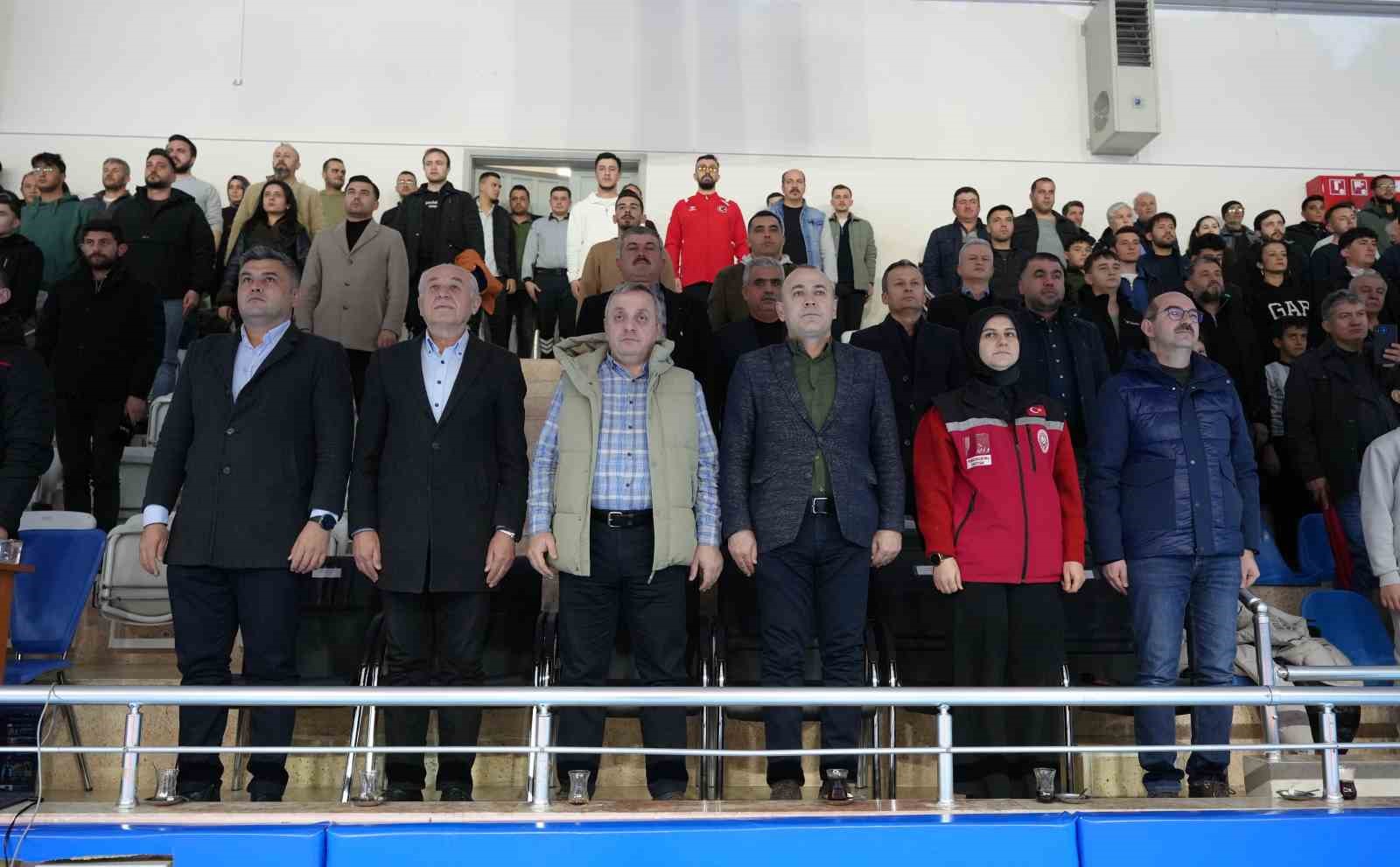 Tavas’ta mahalleler kozlarını sahada paylaştı
Tavas’ta mahalleler kozlarını sahada paylaştı