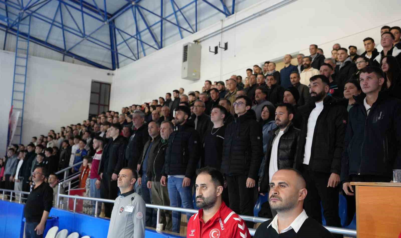 Tavas’ta mahalleler kozlarını sahada paylaştı
Tavas’ta mahalleler kozlarını sahada paylaştı