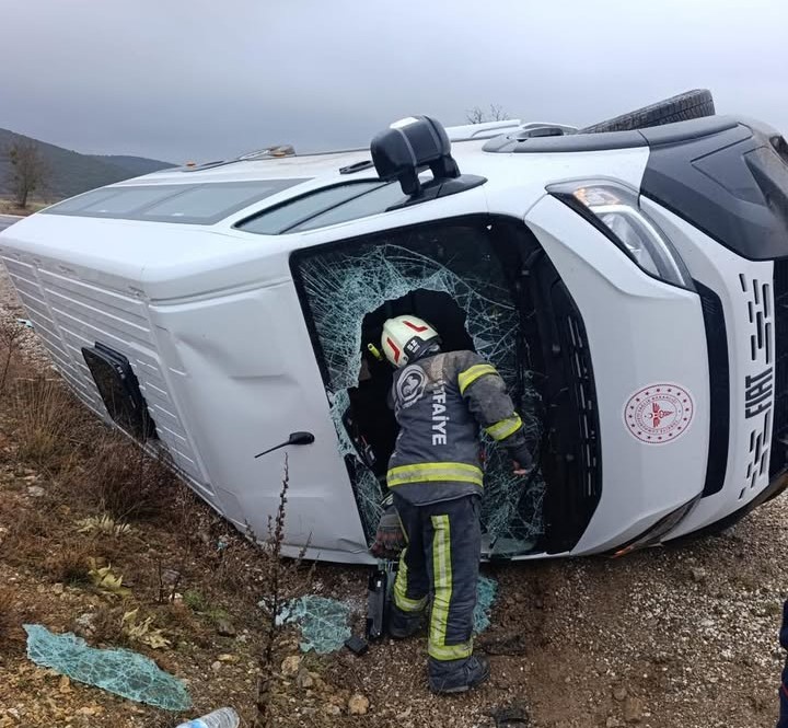 Tavas’ta servis aracı yan yattı; 9 yaralı
