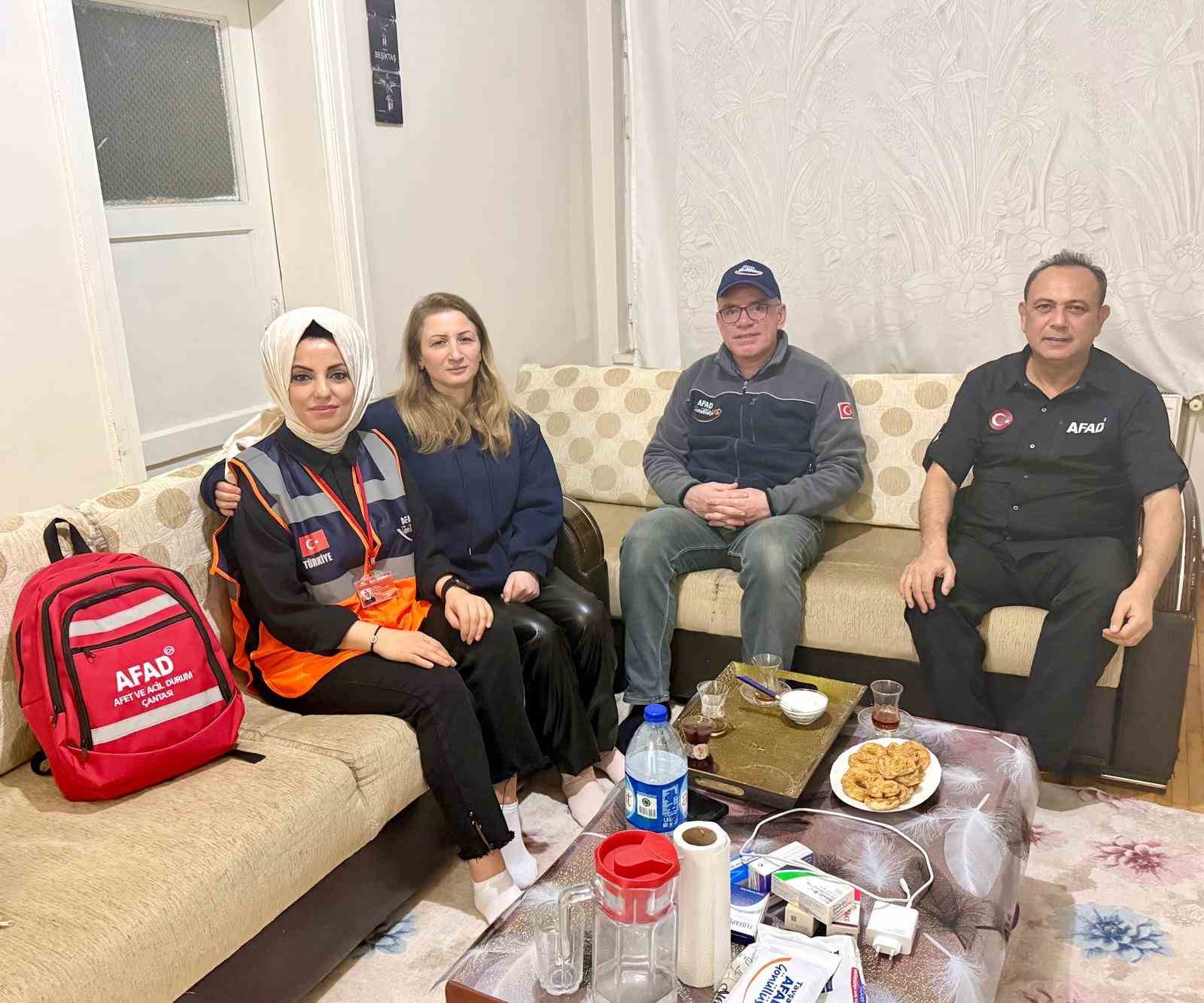 Tavşanlı AFAD gönüllüleri depremzede aileleri yalnız bırakmadı
Tavşanlı AFAD gönüllüleri depremzede aileleri yalnız bırakmadı