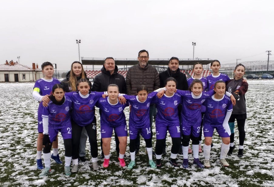 Tavşanlı Akıncılarspor Kadın Futbol Takımı yeni sezon hazırlıklarını sürdürüyor
