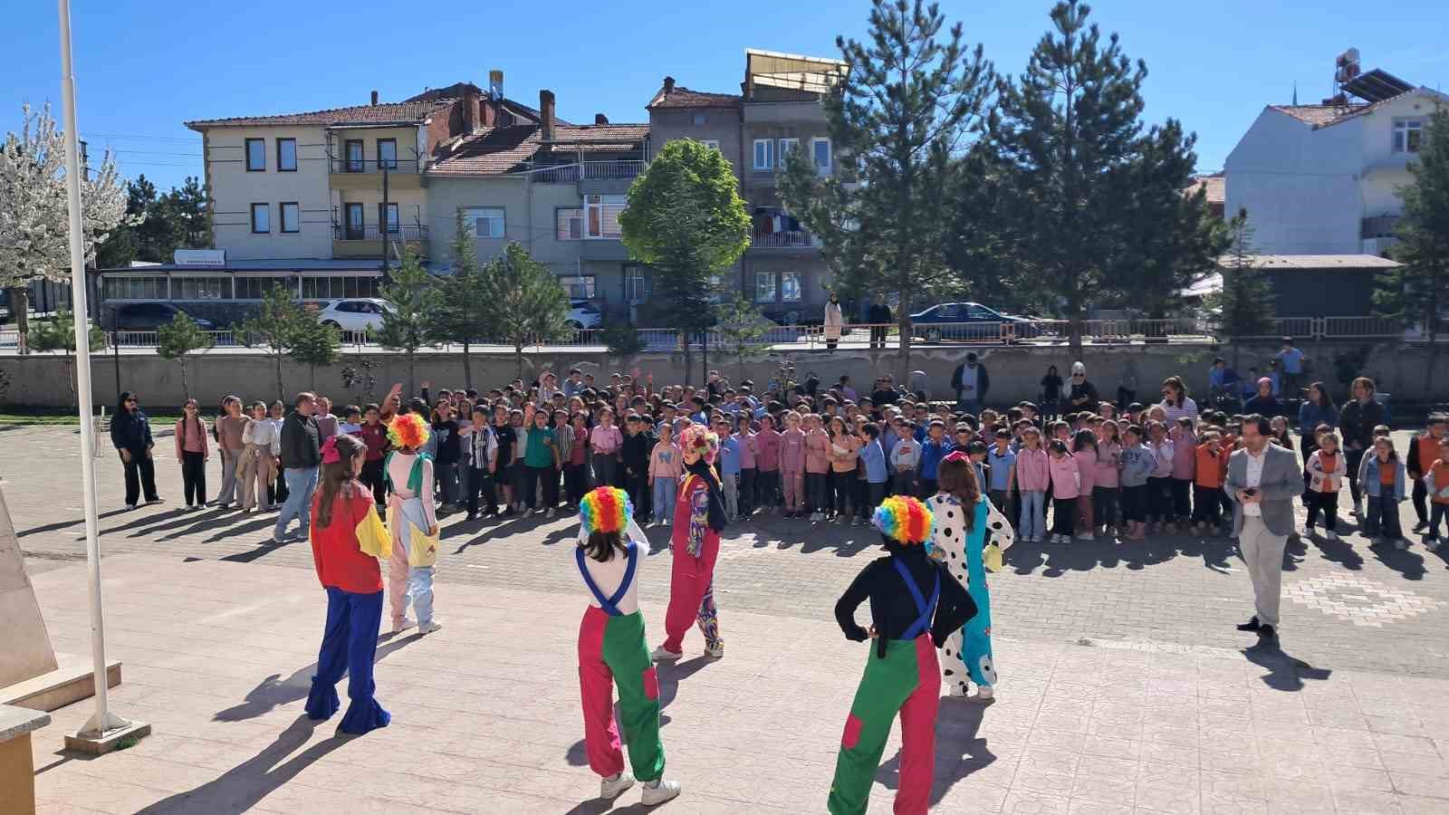 Tavşanlı Hayme Ana MTAL öğrencilerinden kardeş okullara bayram hediyesi
