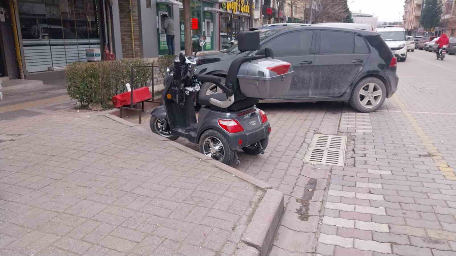 Tavşanlı’da 3 tekerlekli elektrikli motosiklet devrildi: 1 yaralı
