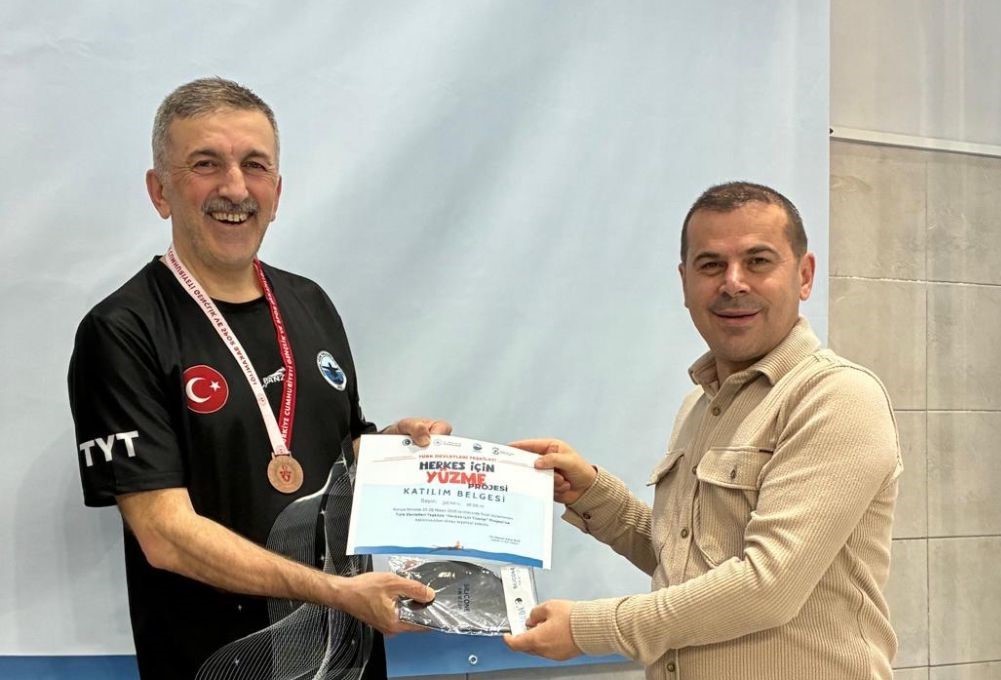 Tavşanlı’da açılan yüzme havuzu 3 çocuk babasını şampiyon yaptı
