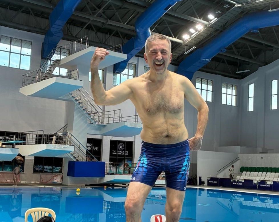 Tavşanlı’da açılan yüzme havuzu 3 çocuk babasını şampiyon yaptı
