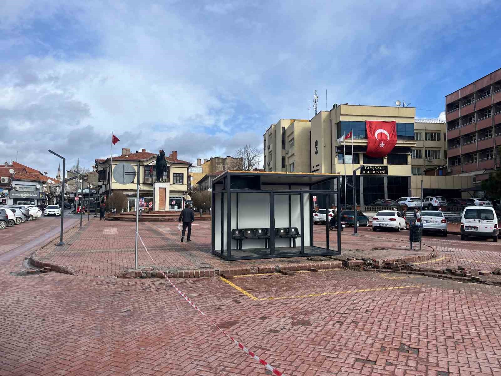 Tavşanlı’da akıllı duraklar montajlanıyor
