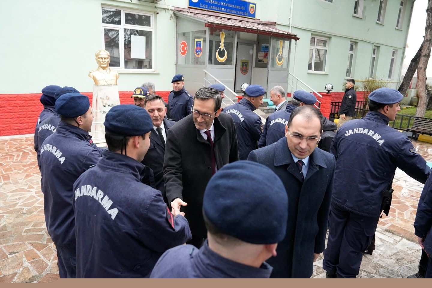 Tavşanlı’da bayramlaşmanın ardından güvenlik güçlerine ziyaret
