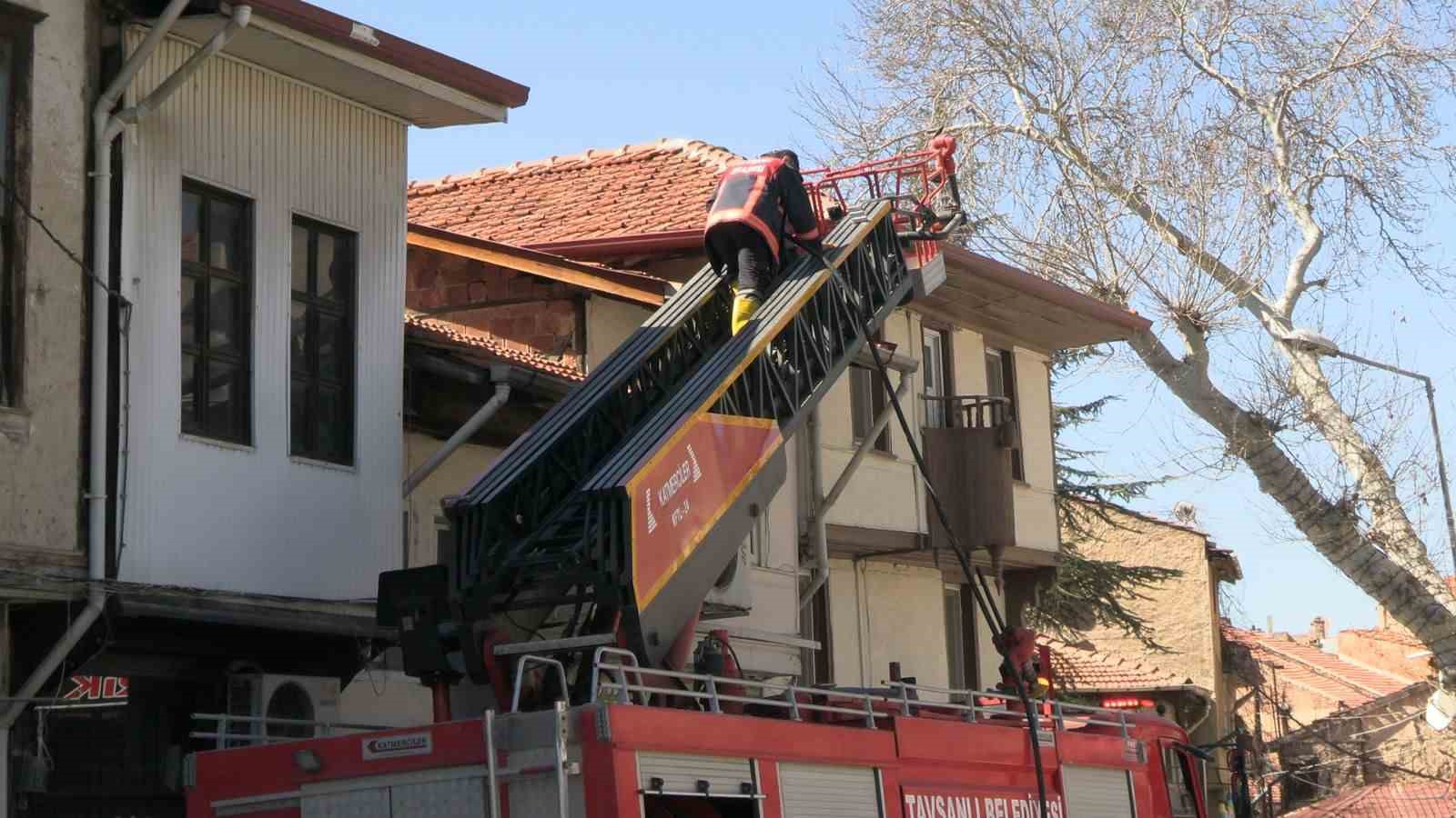 Tavşanlı’da çatı yangını paniğe neden oldu, hatalı parklar itfaiyeye zor anlar yaşattı
