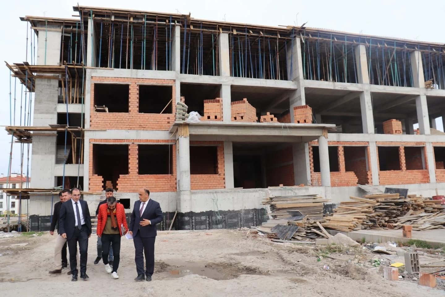 Tavşanlı’da Kaymakam Özdemir yeni okul inşaatı yerinde incelendi
Tavşanlı’da Kaymakam Özdemir yeni okul inşaatı yerinde incelendi