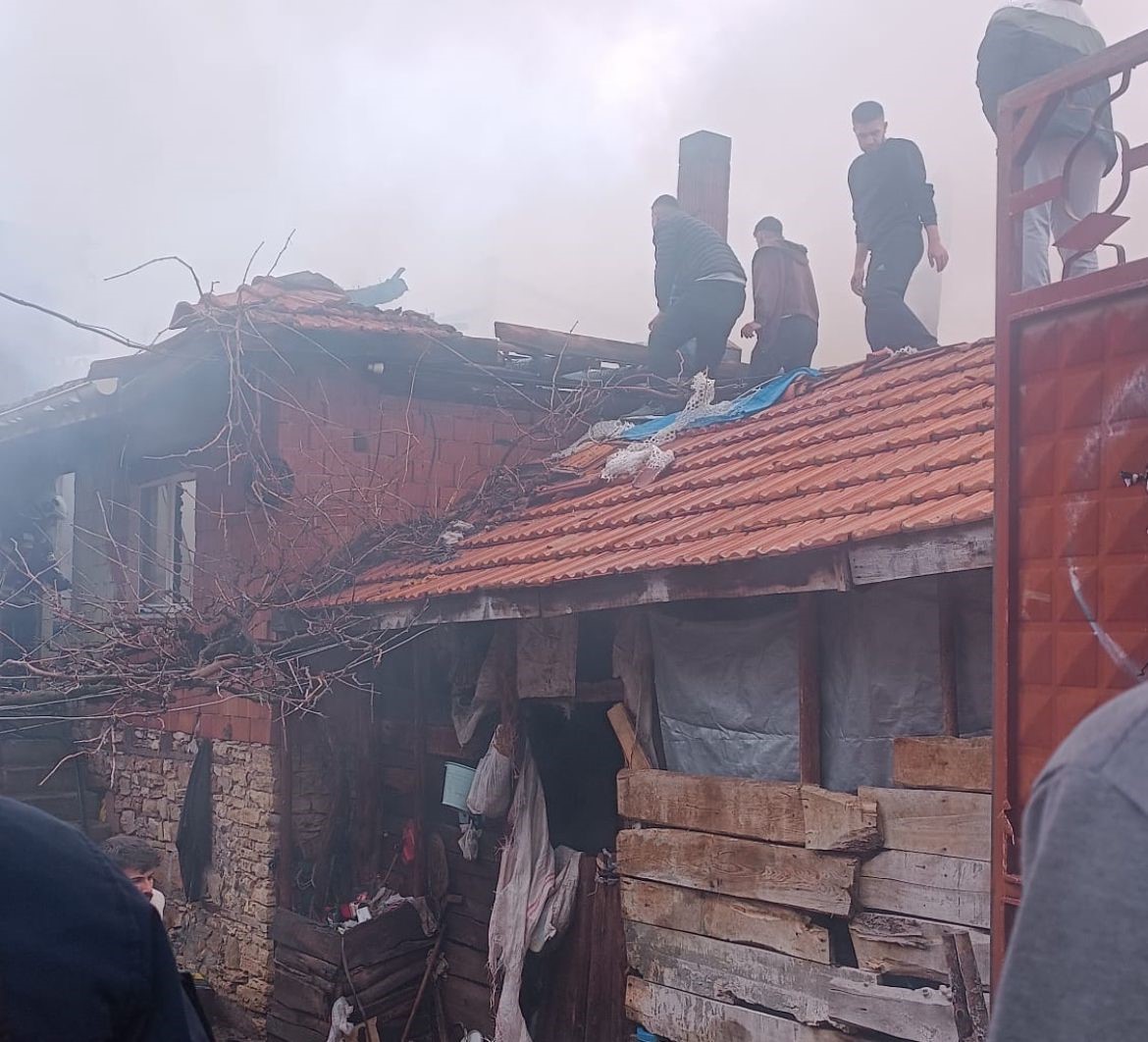 Tavşanlı’da korkutan yangın, iki katlı ev kullanılamaz hale geldi
