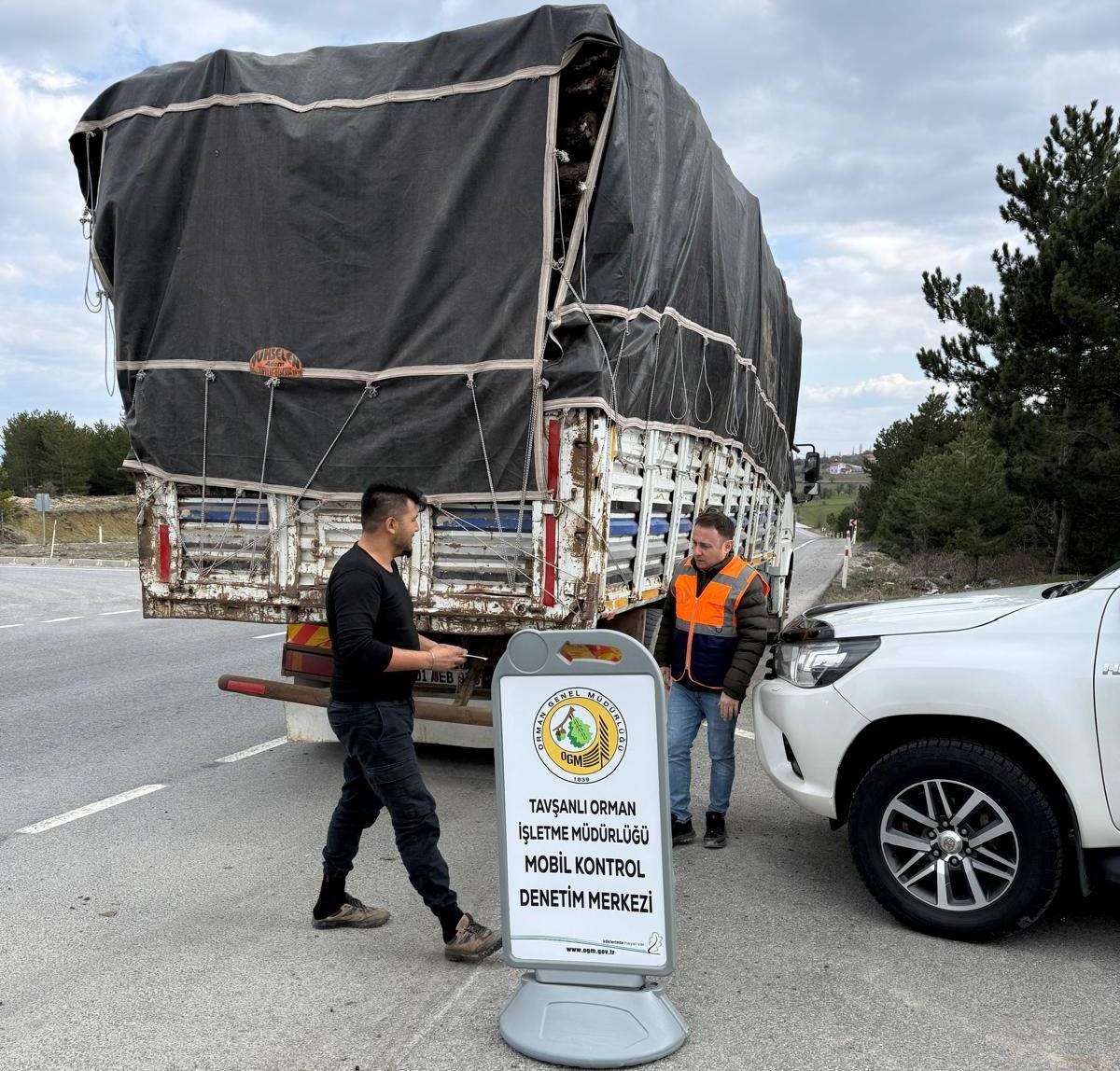 Tavşanlı’da orman emvali yüklü araçlar denetlendi
