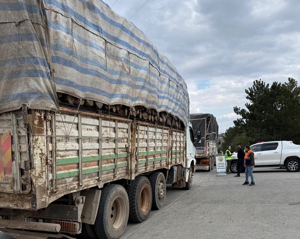 Tavşanlı’da orman emvali yüklü araçlar denetlendi
