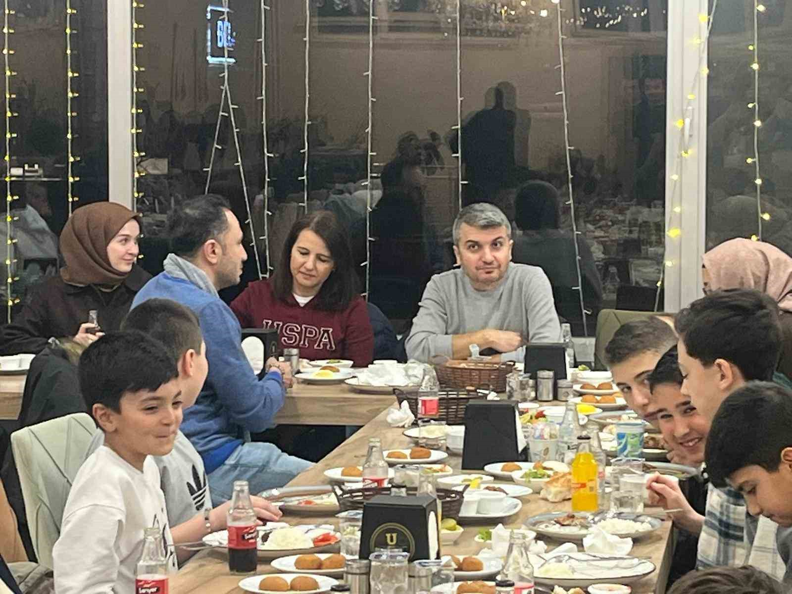 Tavşanlı’da "Türkiye Yüzyılı Maarif Modeli" kapsamında iftar buluşması
Tavşanlı’da "Türkiye Yüzyılı Maarif Modeli" kapsamında iftar buluşması
