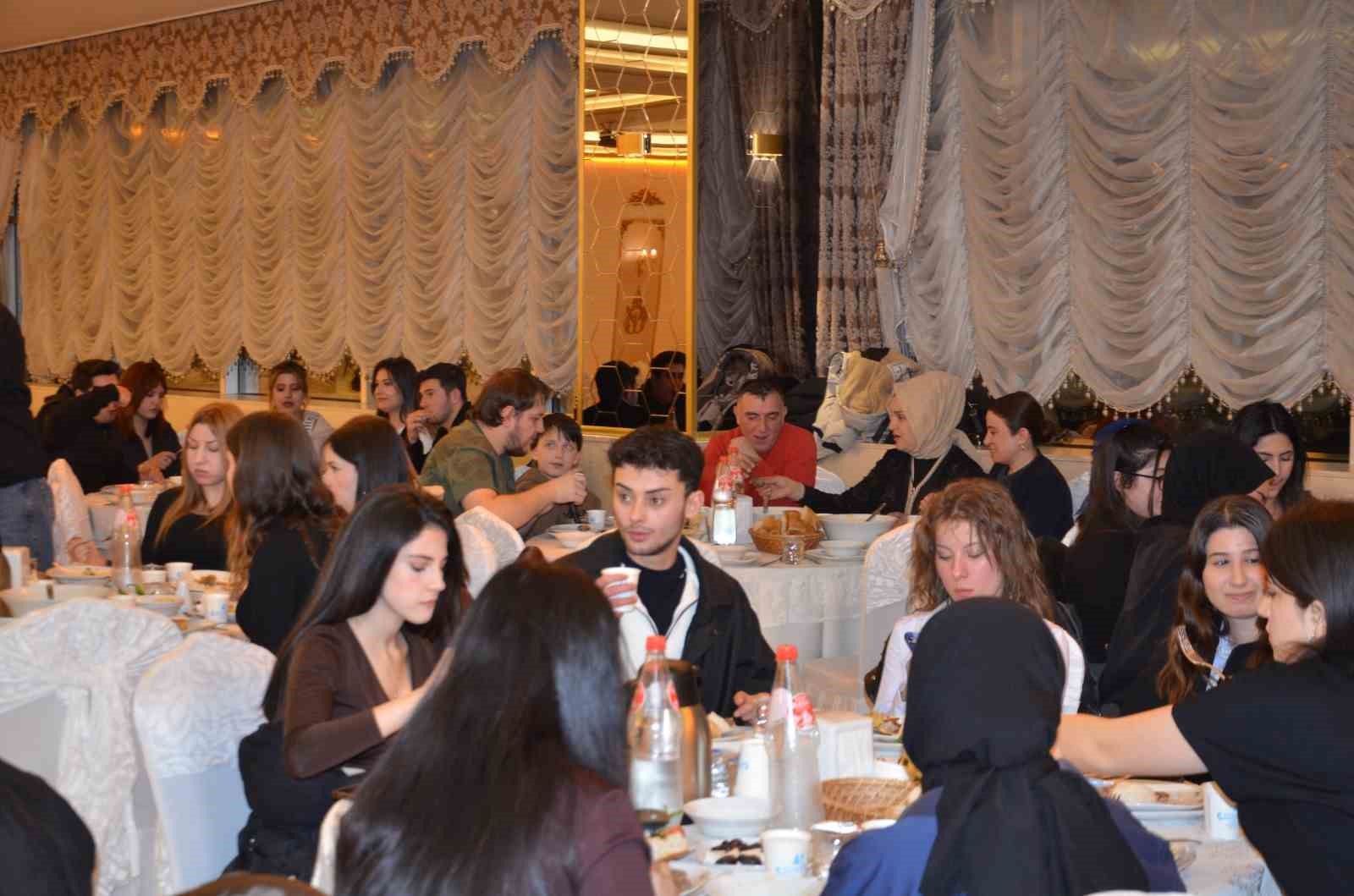 Tavşanlı’da üniversite öğrencileri iftarda buluştu
Tavşanlı’da üniversite öğrencileri iftarda buluştu