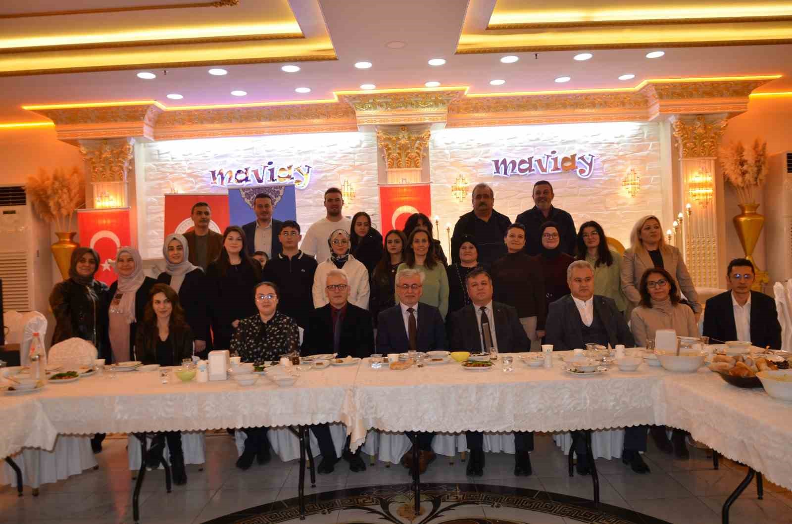 Tavşanlı’da üniversite öğrencileri iftarda buluştu
Tavşanlı’da üniversite öğrencileri iftarda buluştu