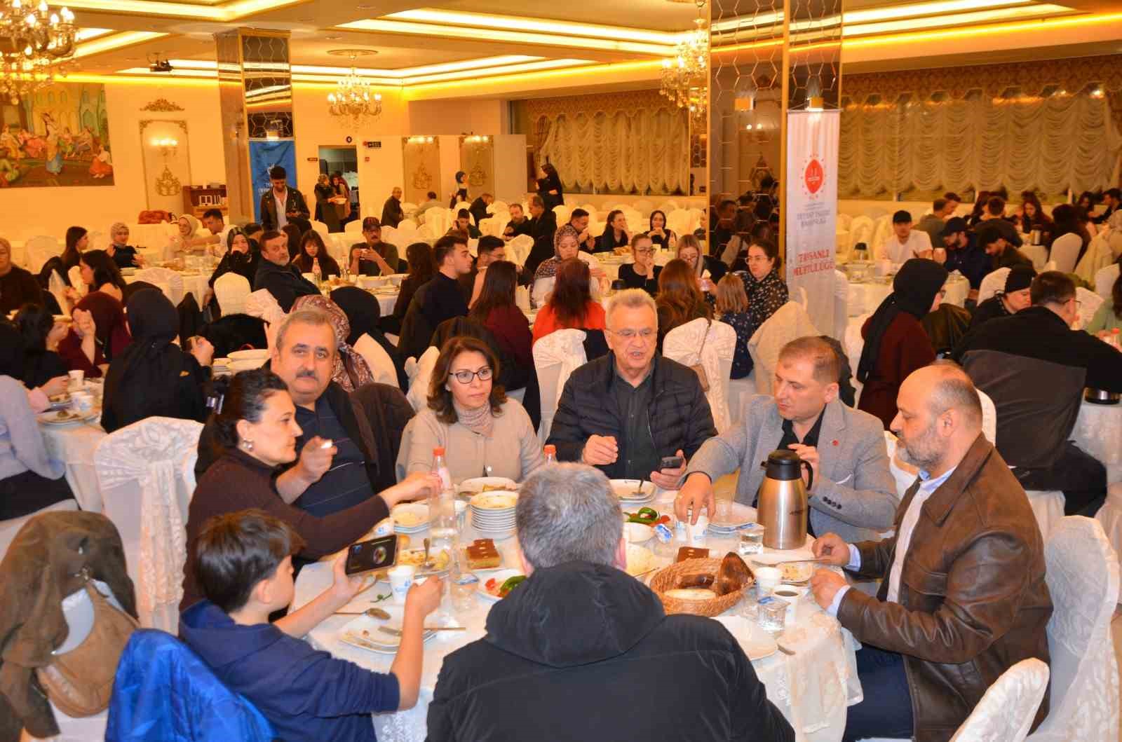 Tavşanlı’da üniversite öğrencileri iftarda buluştu
Tavşanlı’da üniversite öğrencileri iftarda buluştu