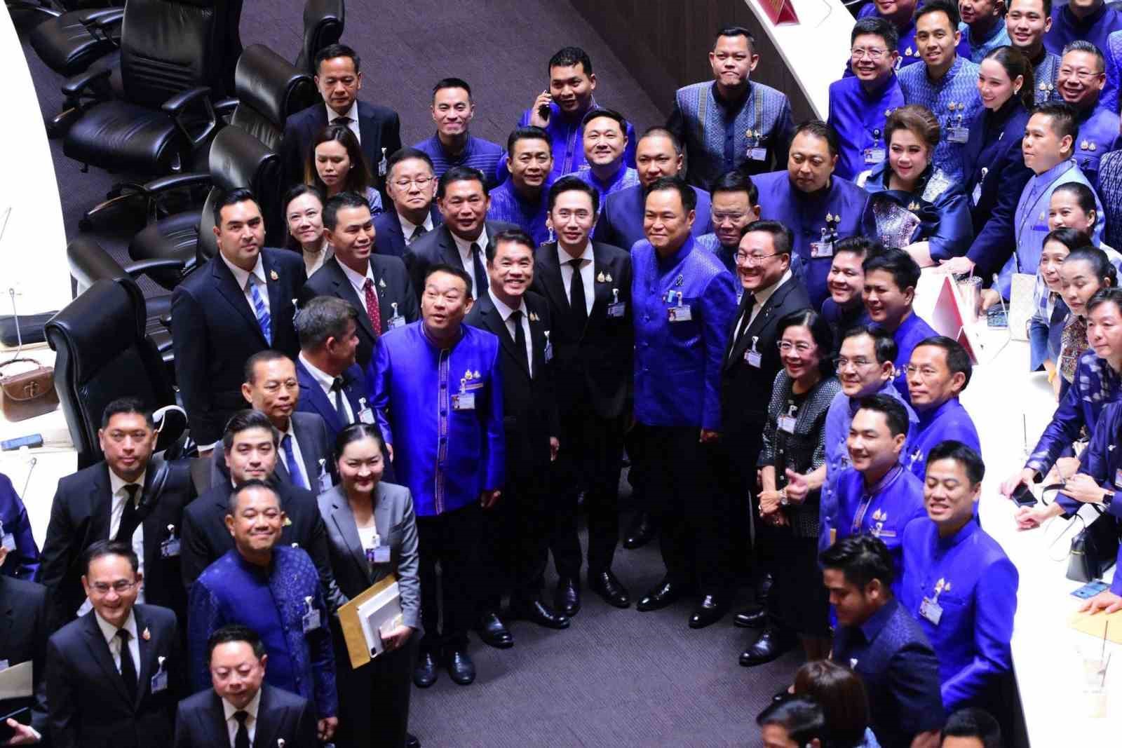 Tayland Kralı, yeni hükümet kabinesini onayladı
