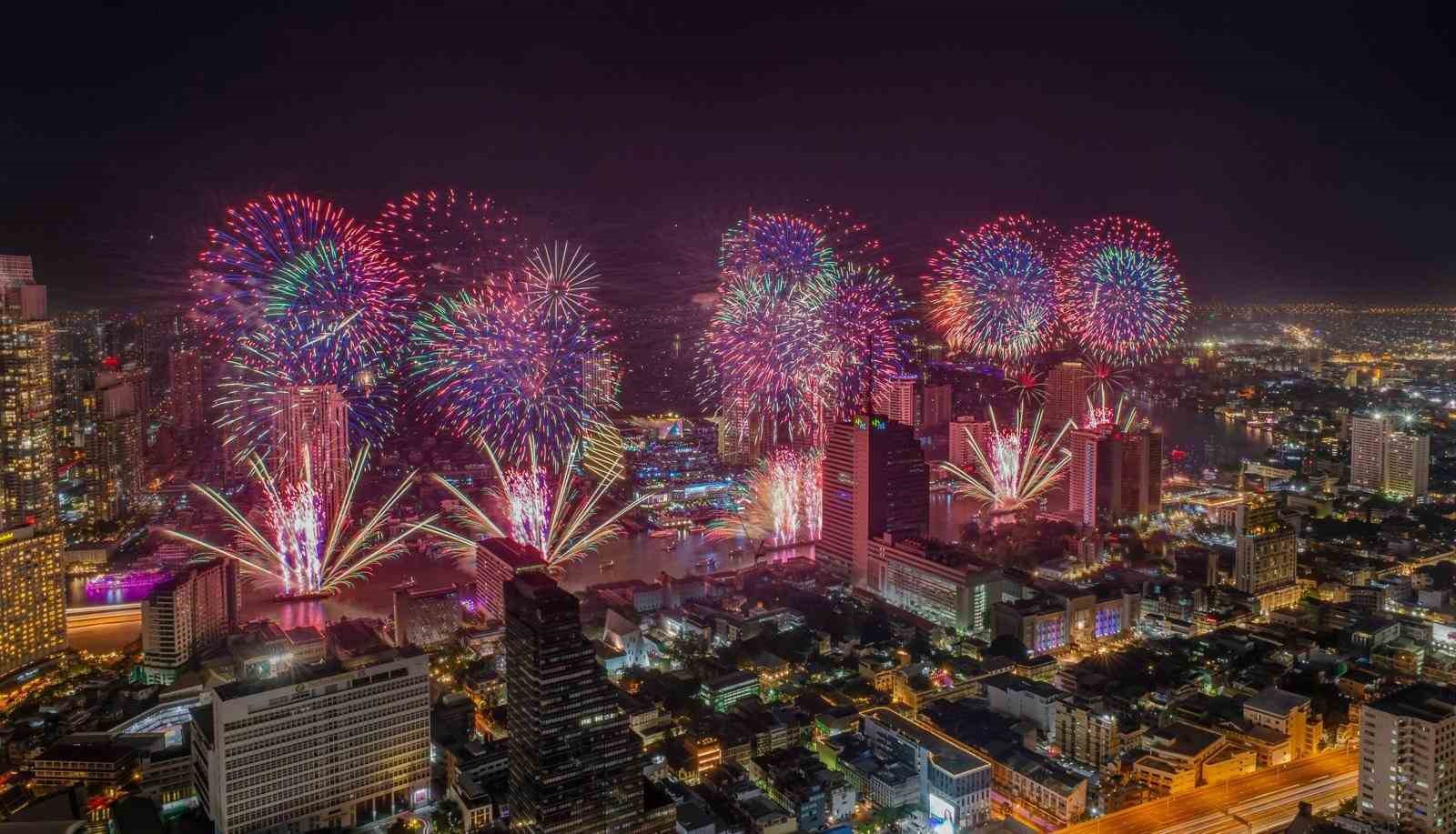 Tayland yeni yılı havai fişek gösterileriyle karşıladı
Tayland yeni yılı havai fişek gösterileriyle karşıladı
