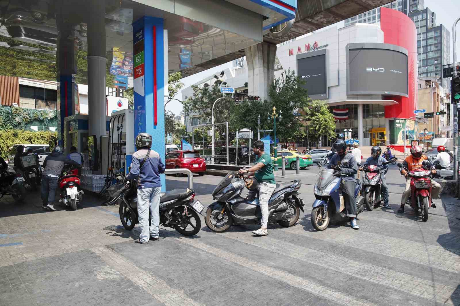 Tayland’da akaryakıt krizi: Sürücüler istasyonlara akın etti
