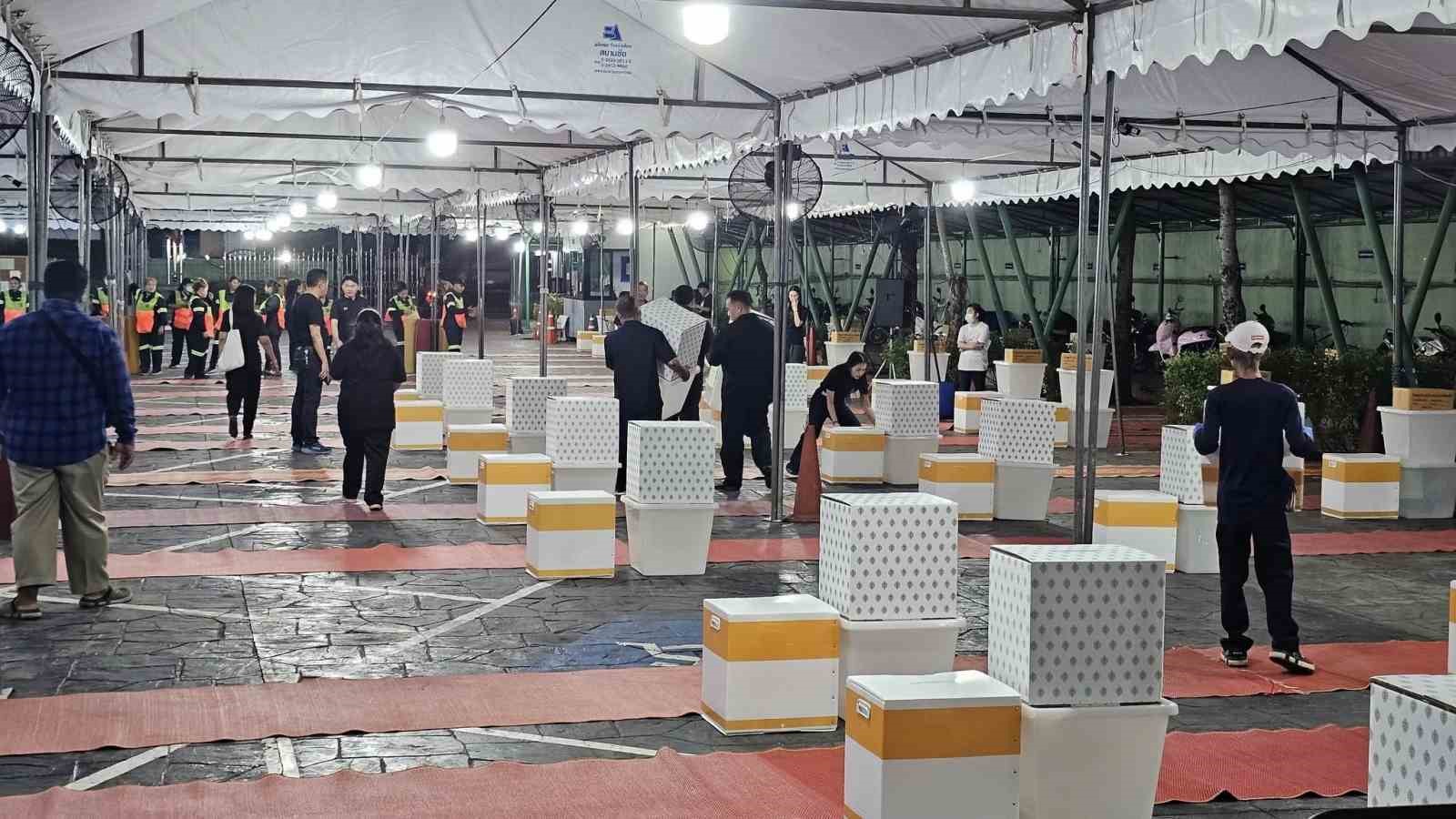 Tayland’da halk sandık başında
