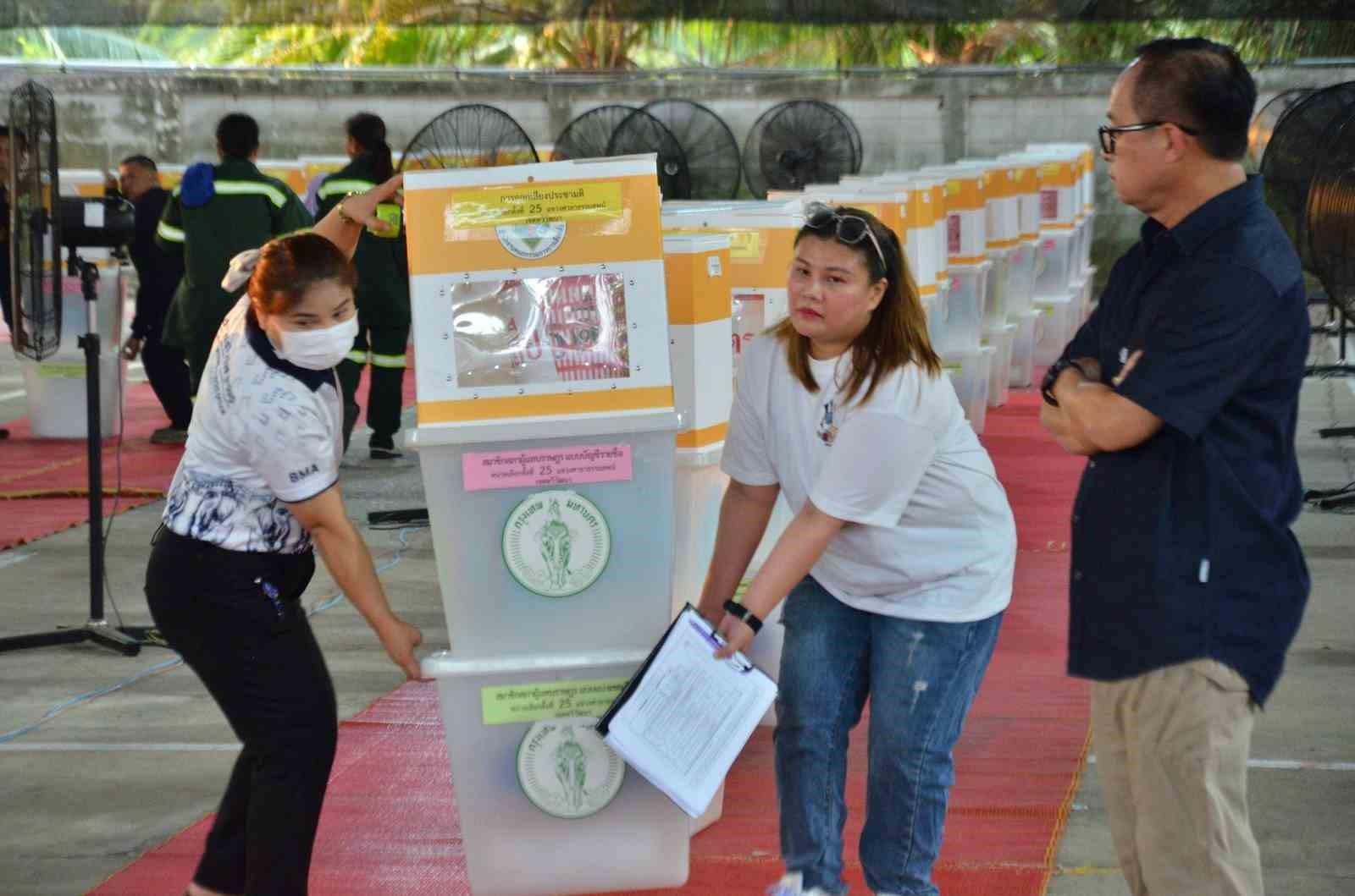 Tayland’da halk sandık başında
