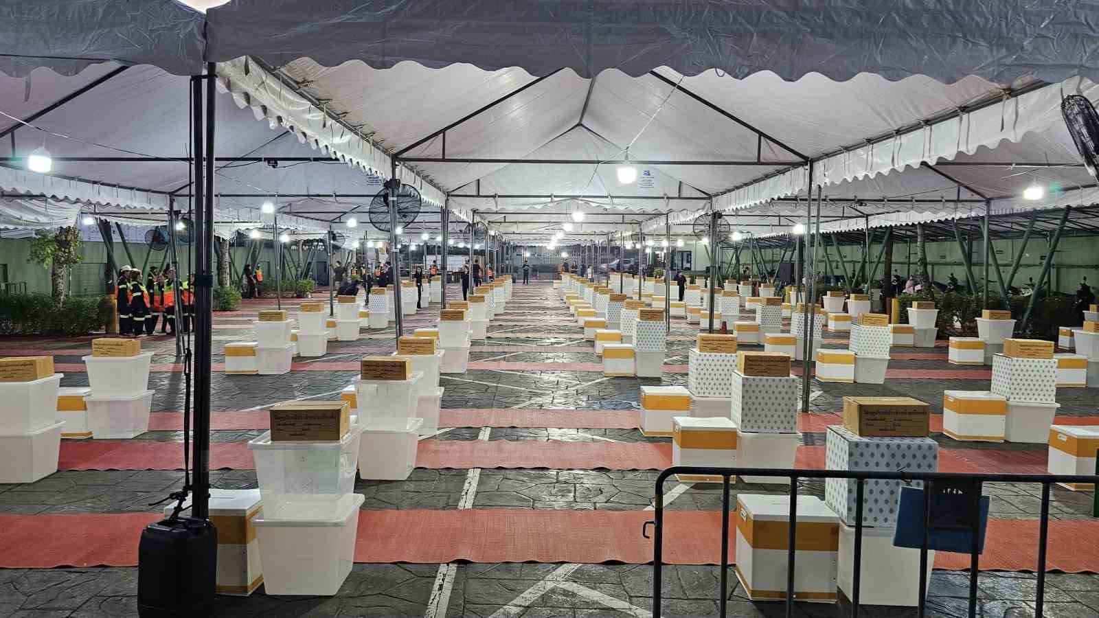 Tayland’da halk sandık başında
