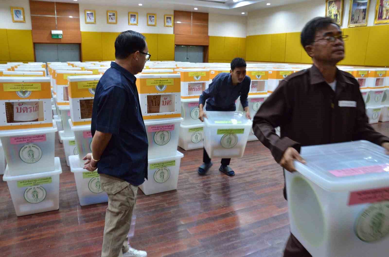 Tayland’da halk sandık başında
