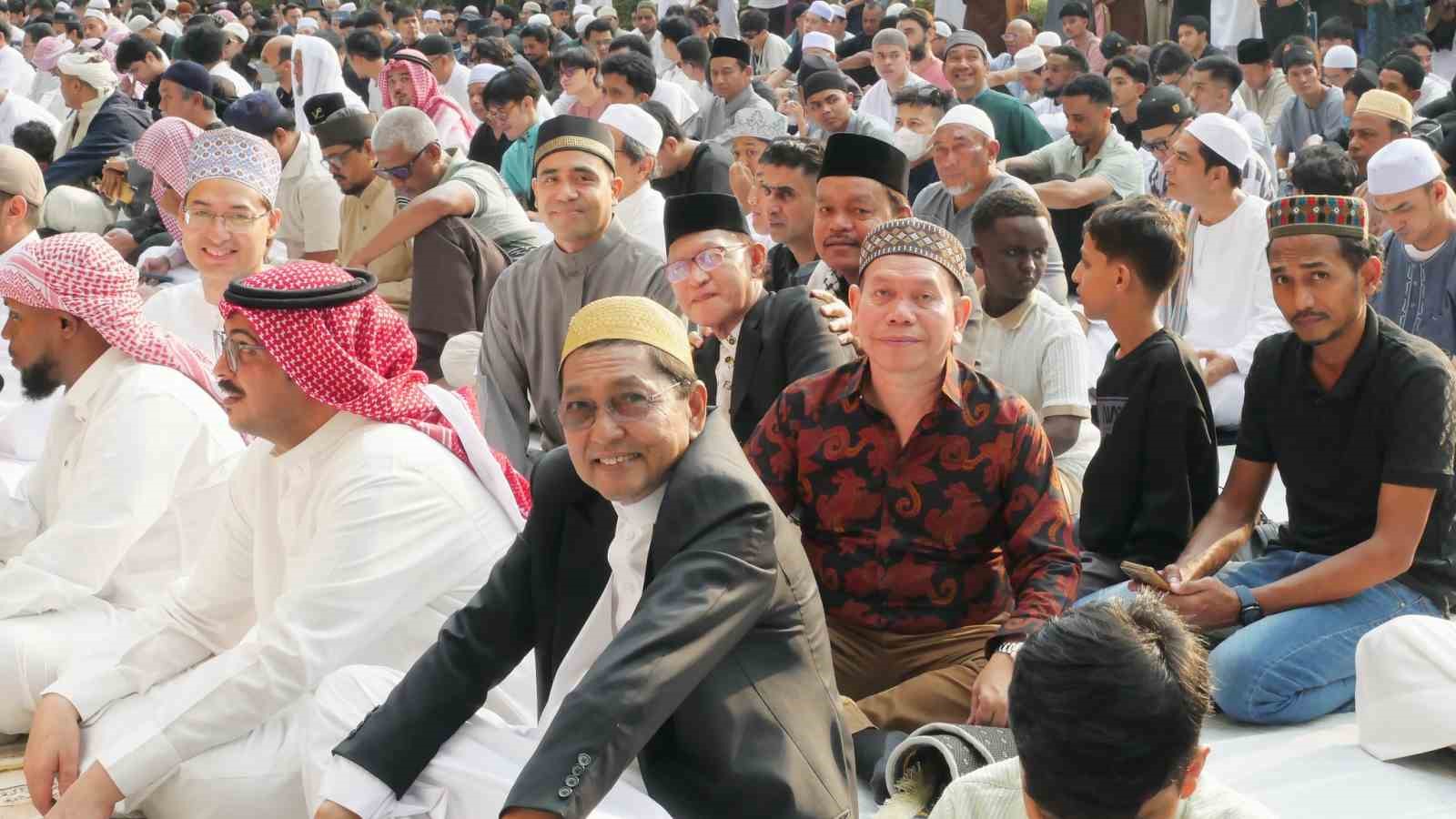 Tayland’da Müslümanlar bayram namazını eda etti
Tayland’da Müslümanlar bayram namazını eda etti