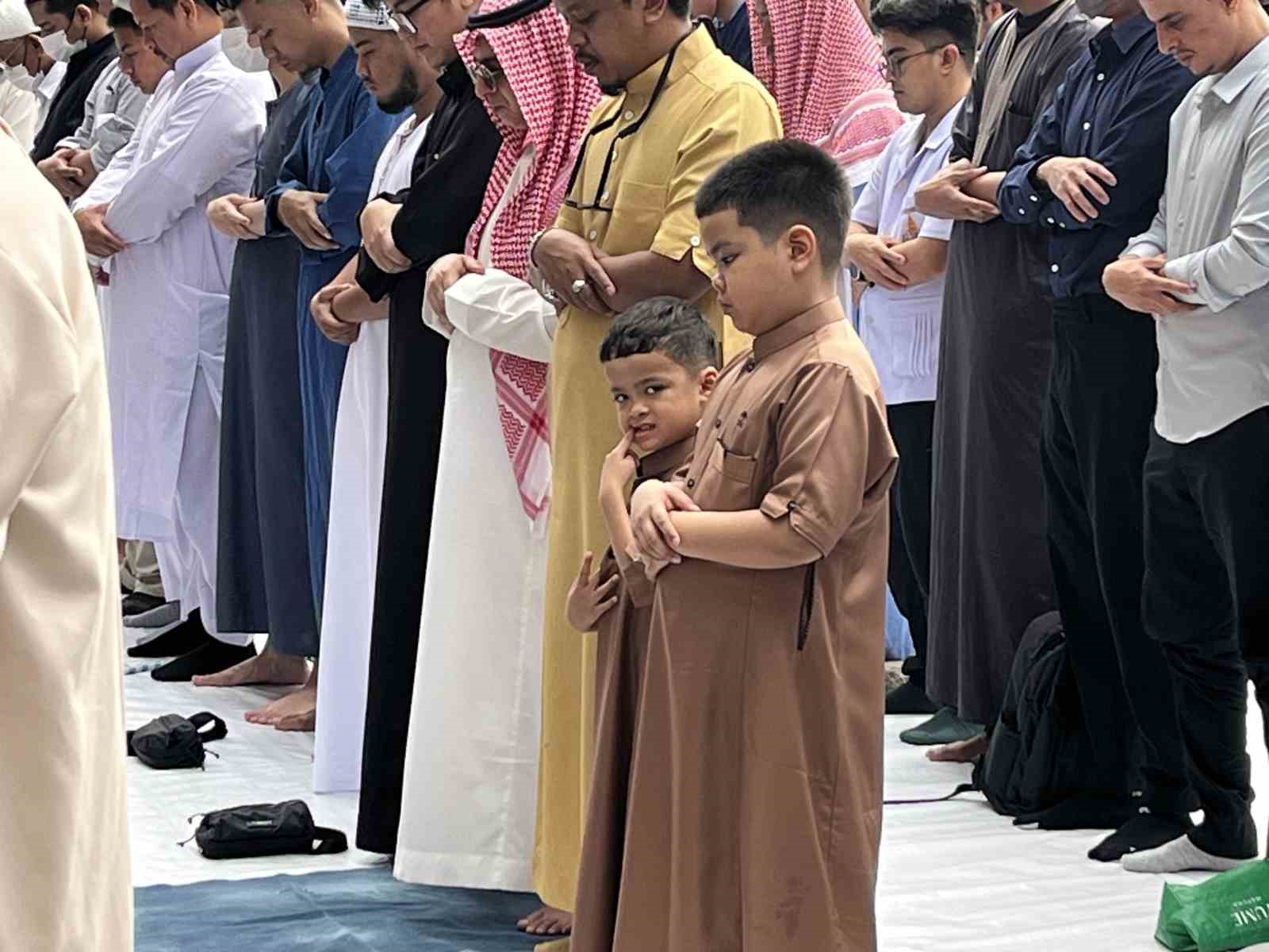 Tayland’da Müslümanlar bayram namazını eda etti
Tayland’da Müslümanlar bayram namazını eda etti