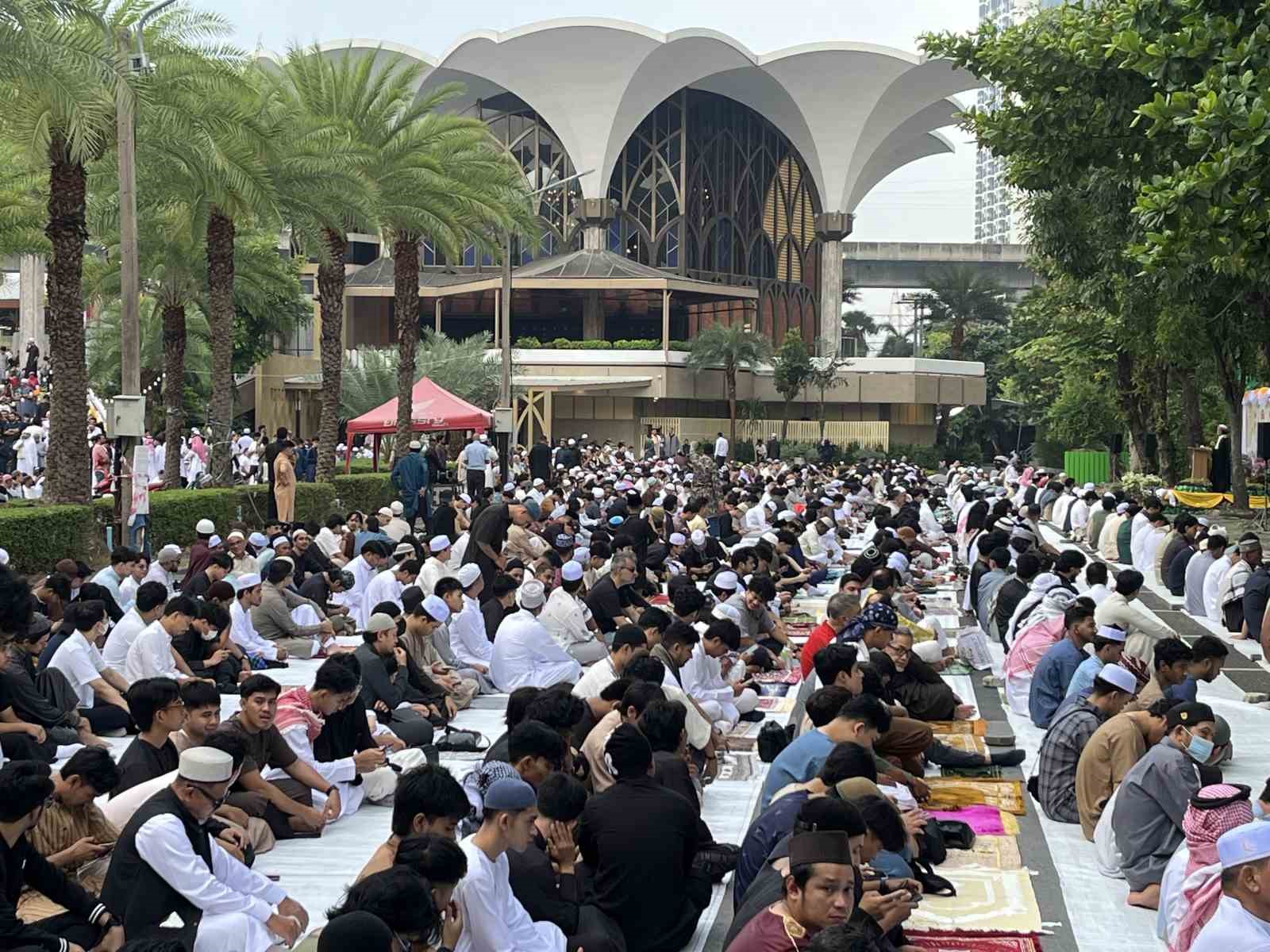 Tayland’da Müslümanlar bayram namazını eda etti
Tayland’da Müslümanlar bayram namazını eda etti