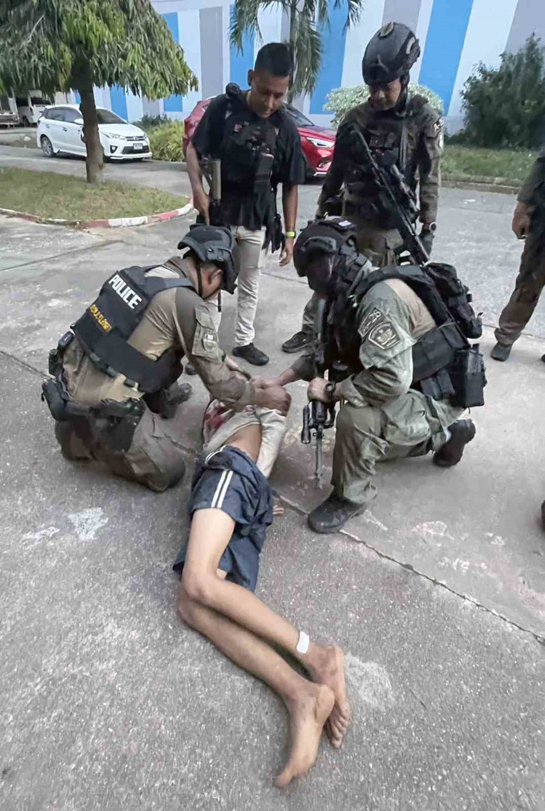 Tayland’da okulda rehine krizi: 18 yaşındaki silahlı saldırgan 2 kişiyi yaraladı
