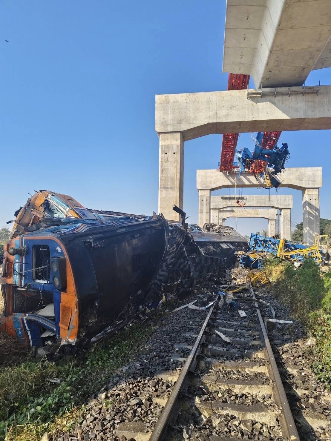 Tayland’da yolcu treninin üzerine vinç devrildi: 22 ölü, 55 yaralı
