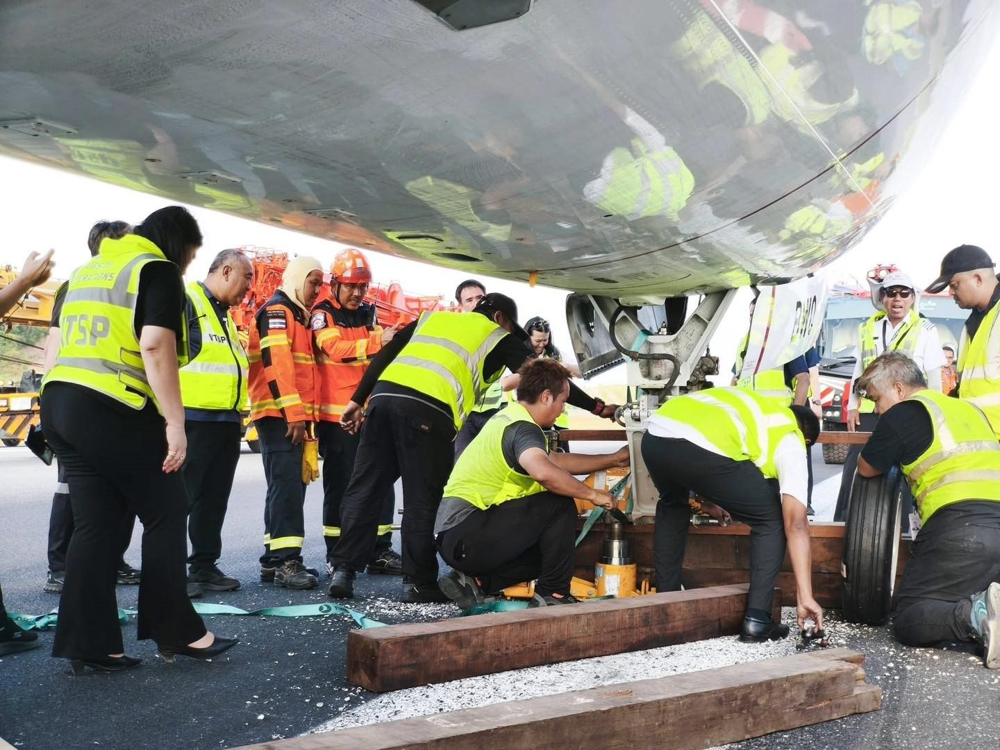 Tayland’da yolcu uçağı sert iniş yaptı: Uçağın iniş takımı koptu
