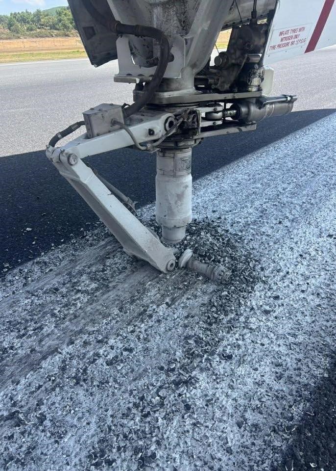 Tayland’da yolcu uçağı sert iniş yaptı: Uçağın iniş takımı koptu
