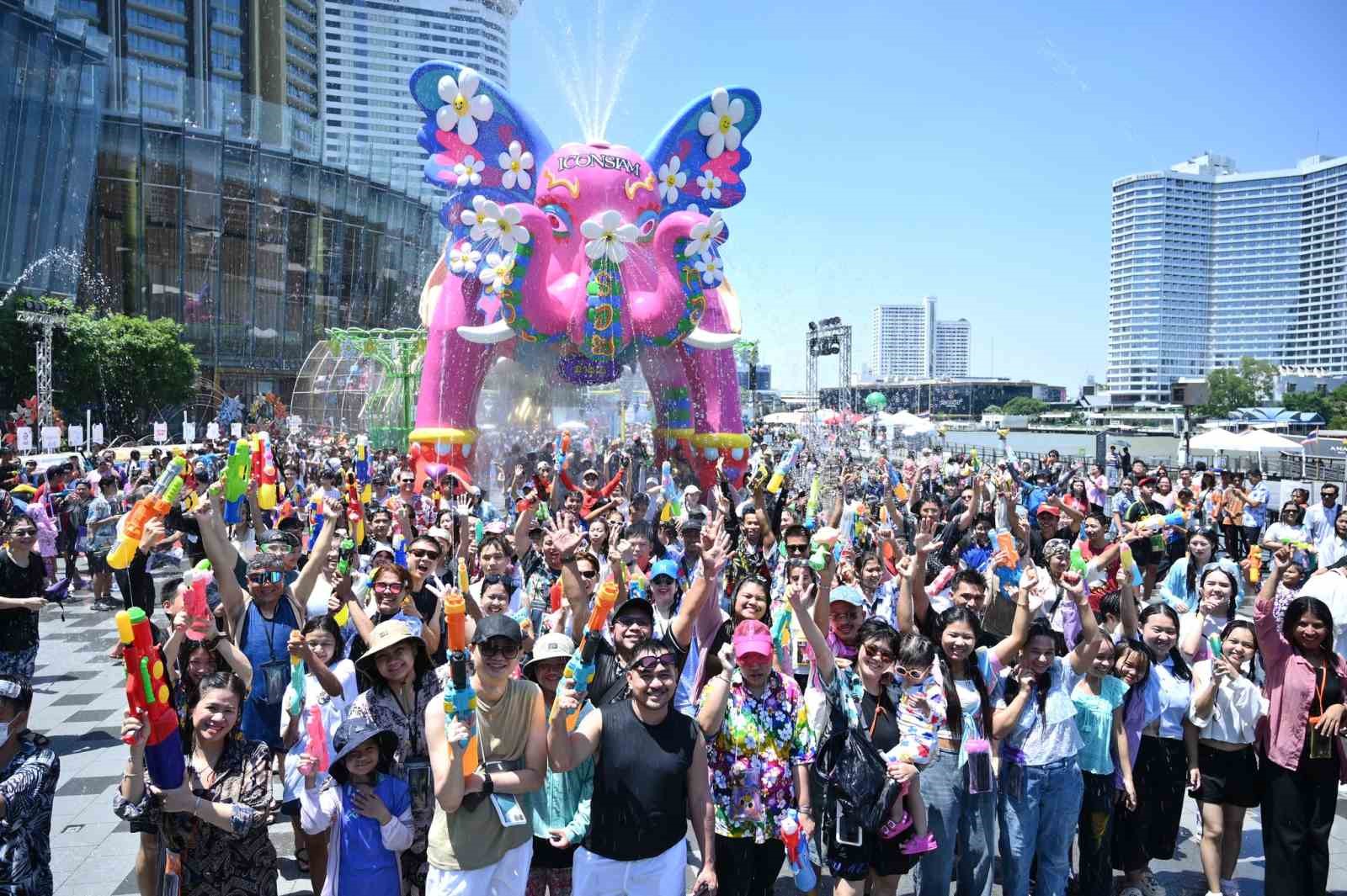 Tayland’ın en büyük bayramı Songkran Su Festivali başladı
Tayland’ın en büyük bayramı Songkran Su Festivali başladı