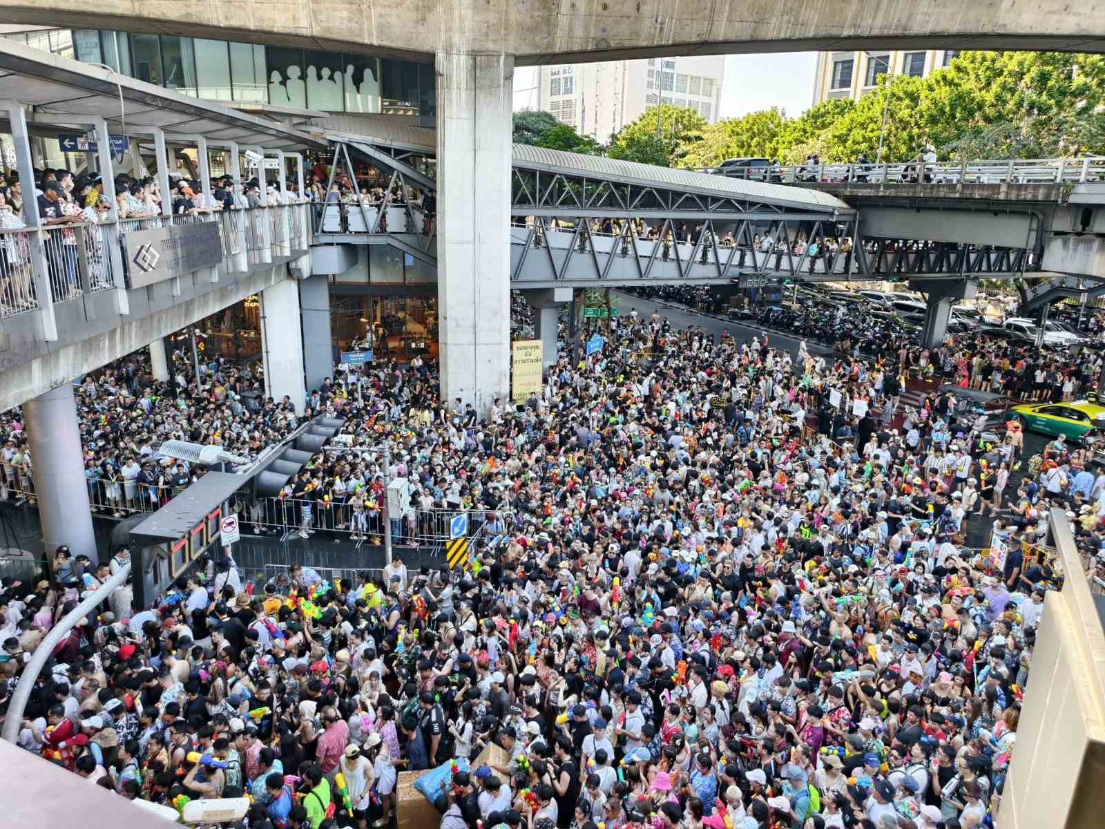 Tayland’ın en büyük bayramı Songkran Su Festivali başladı
Tayland’ın en büyük bayramı Songkran Su Festivali başladı