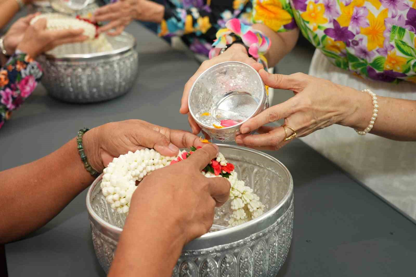 Tayland’ın en büyük bayramı Songkran Su Festivali başladı
Tayland’ın en büyük bayramı Songkran Su Festivali başladı